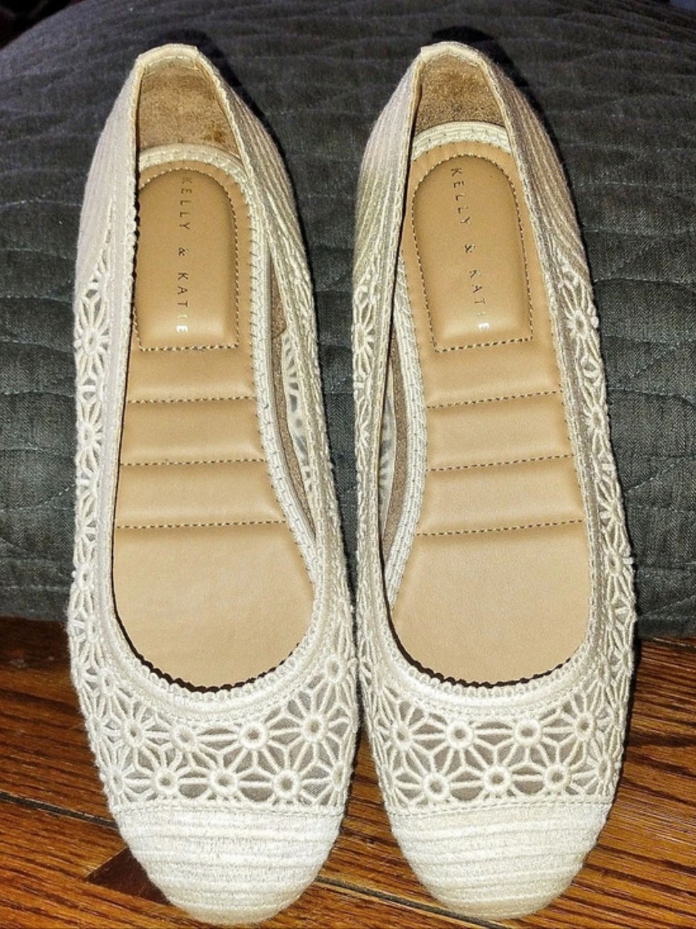 KELLY & KATIE Basil Size 8.5 Cream Lace Flats W/Cushioned Insole